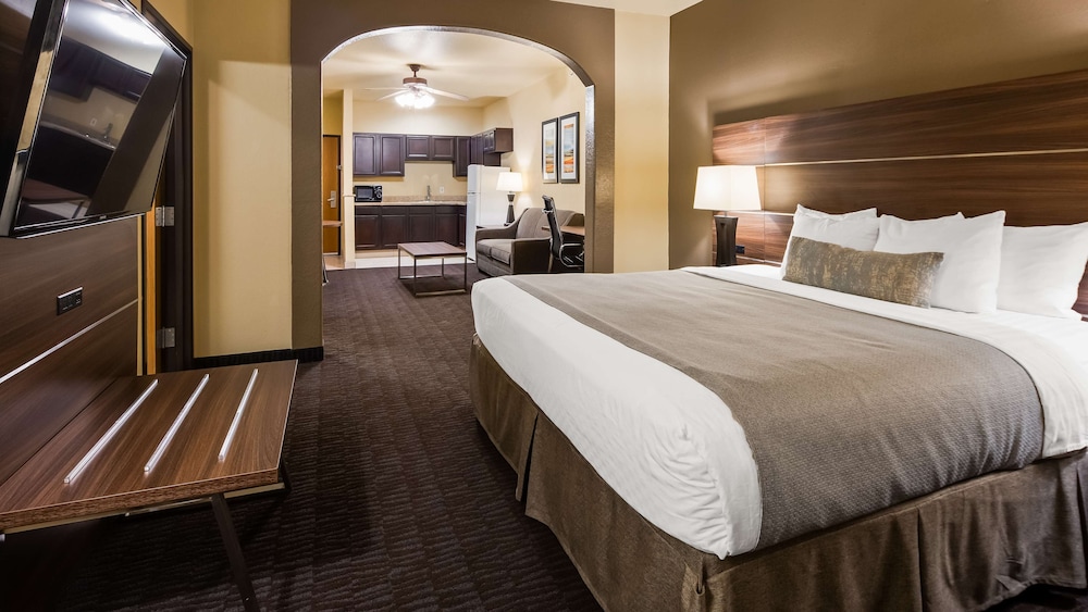Suite, King Bed, Sofa, Kitchen, Accessible