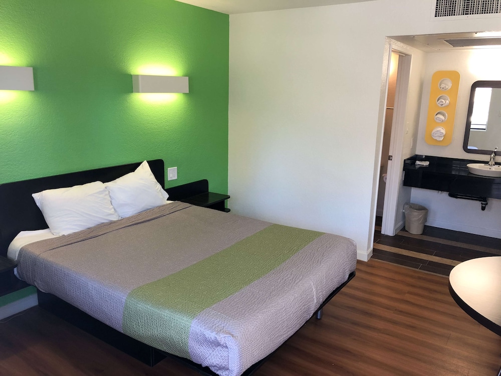 Standard, Queen Bed