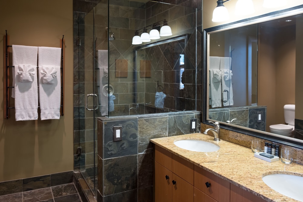 Sunshine Mountain Lodge - Superior Room 27/61
