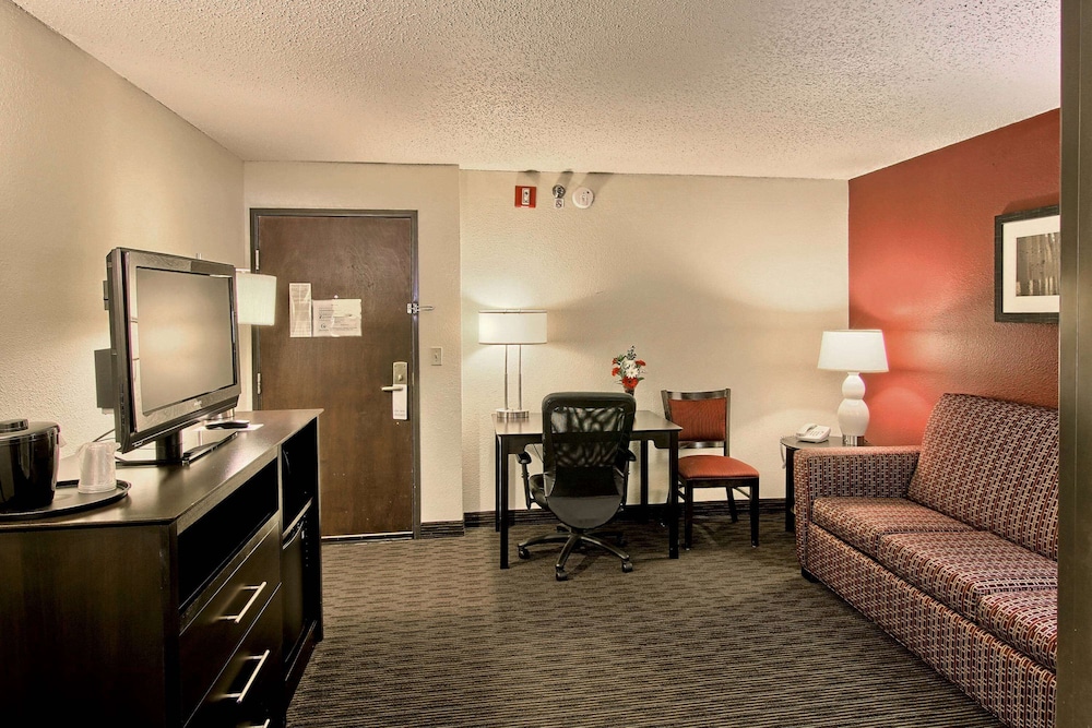 Blossom Hotel & Suites Traverse City 50/64