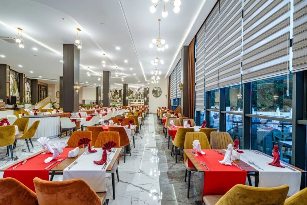 Grand Paradise Hotel 47/50