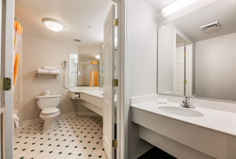 La Quinta Inn & Suites by Wyndham Houston Bush IAH South 15/46
