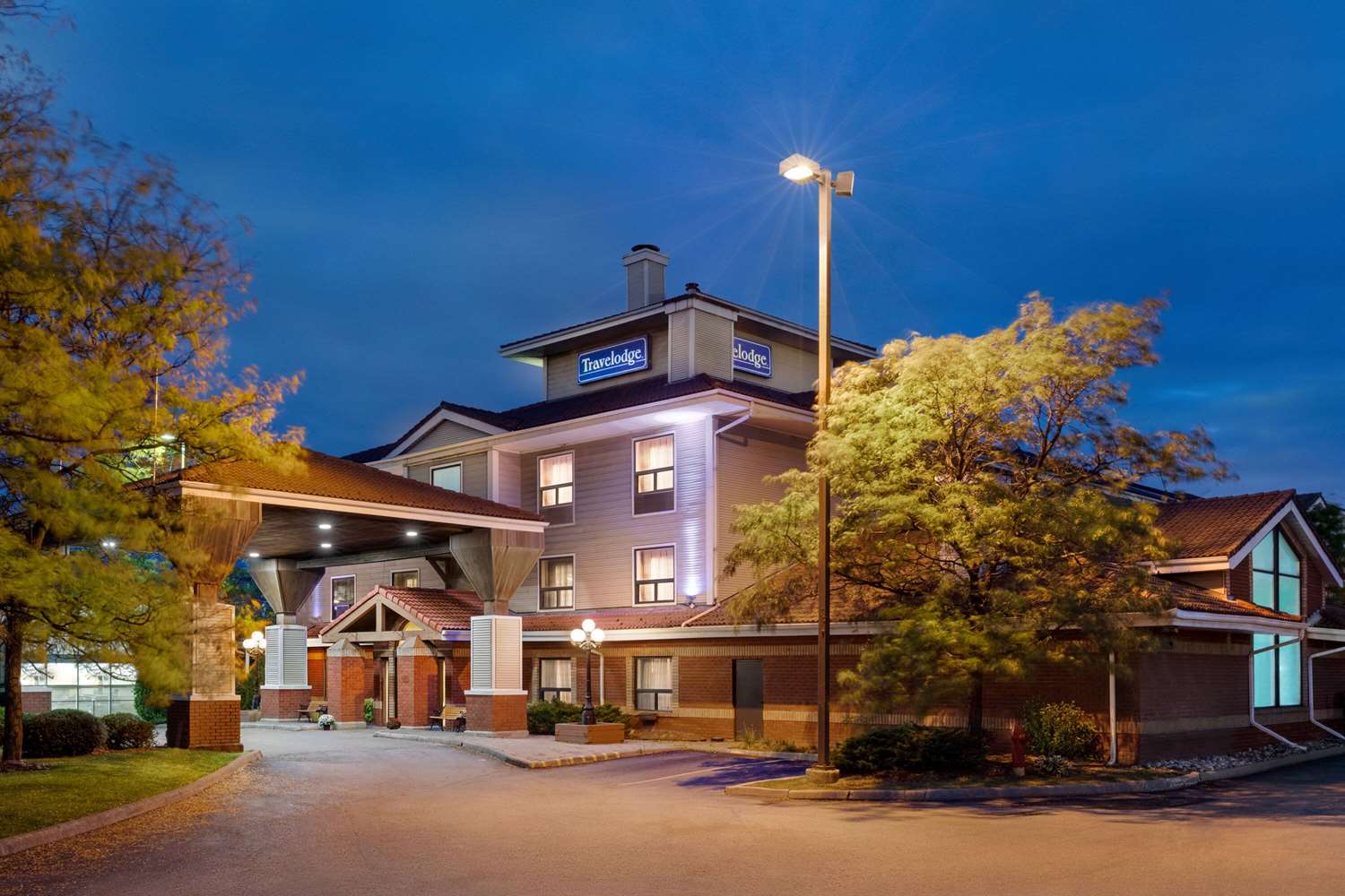 Travelodge by Wyndham Oshawa Whitby 1/18