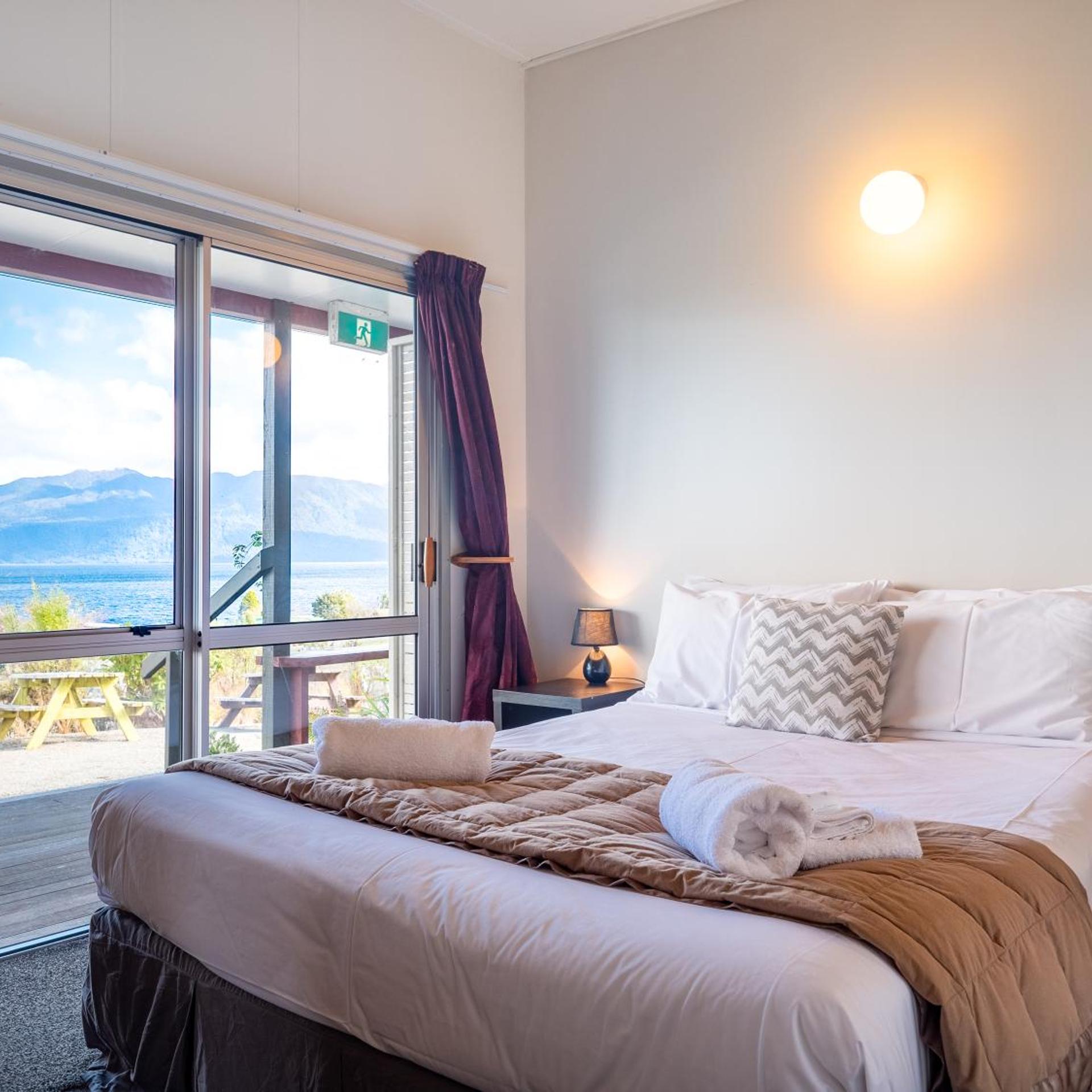 Hotel Lake Brunner 8/50