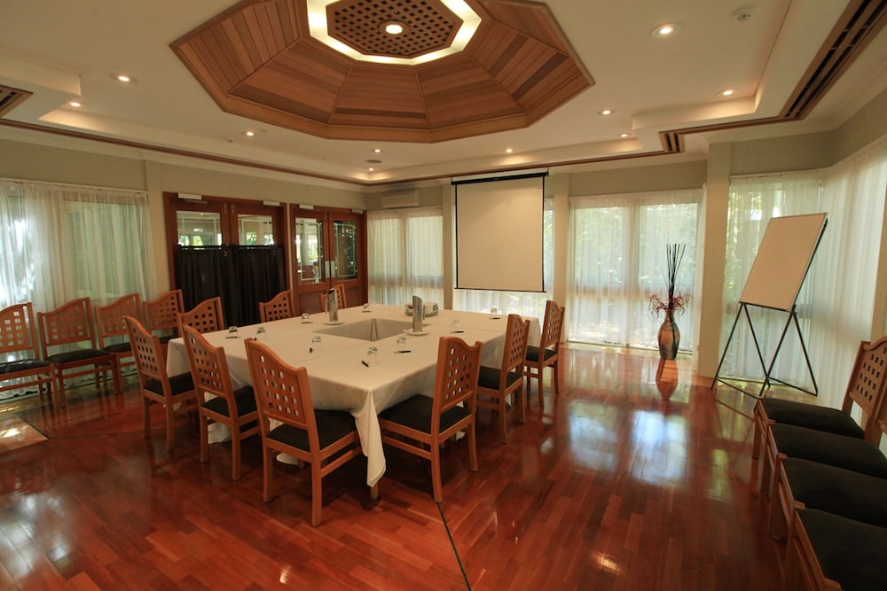GREEN ISLAND RESORT 11/28