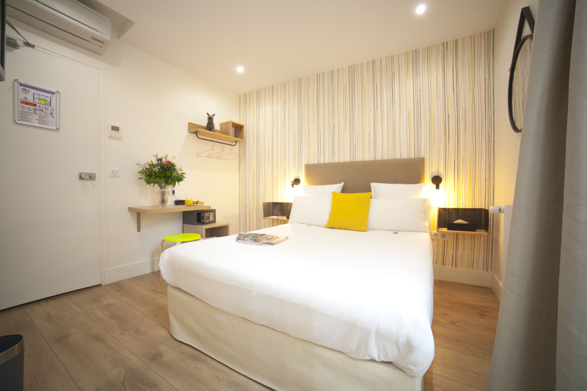 ROOM, DOUBLE BED