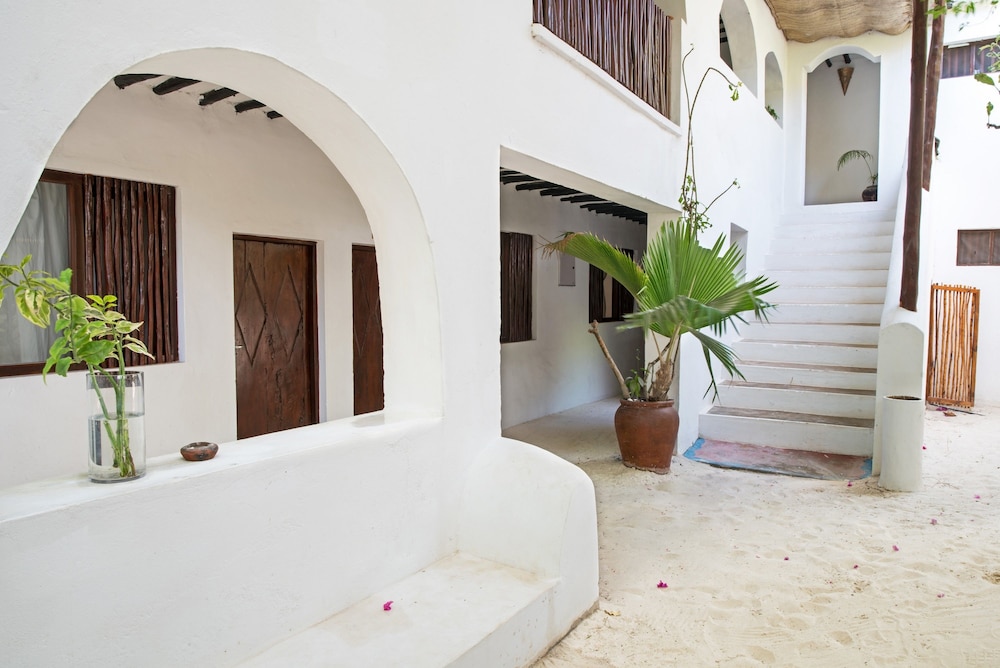 Indigo Beach Zanzibar 7/75
