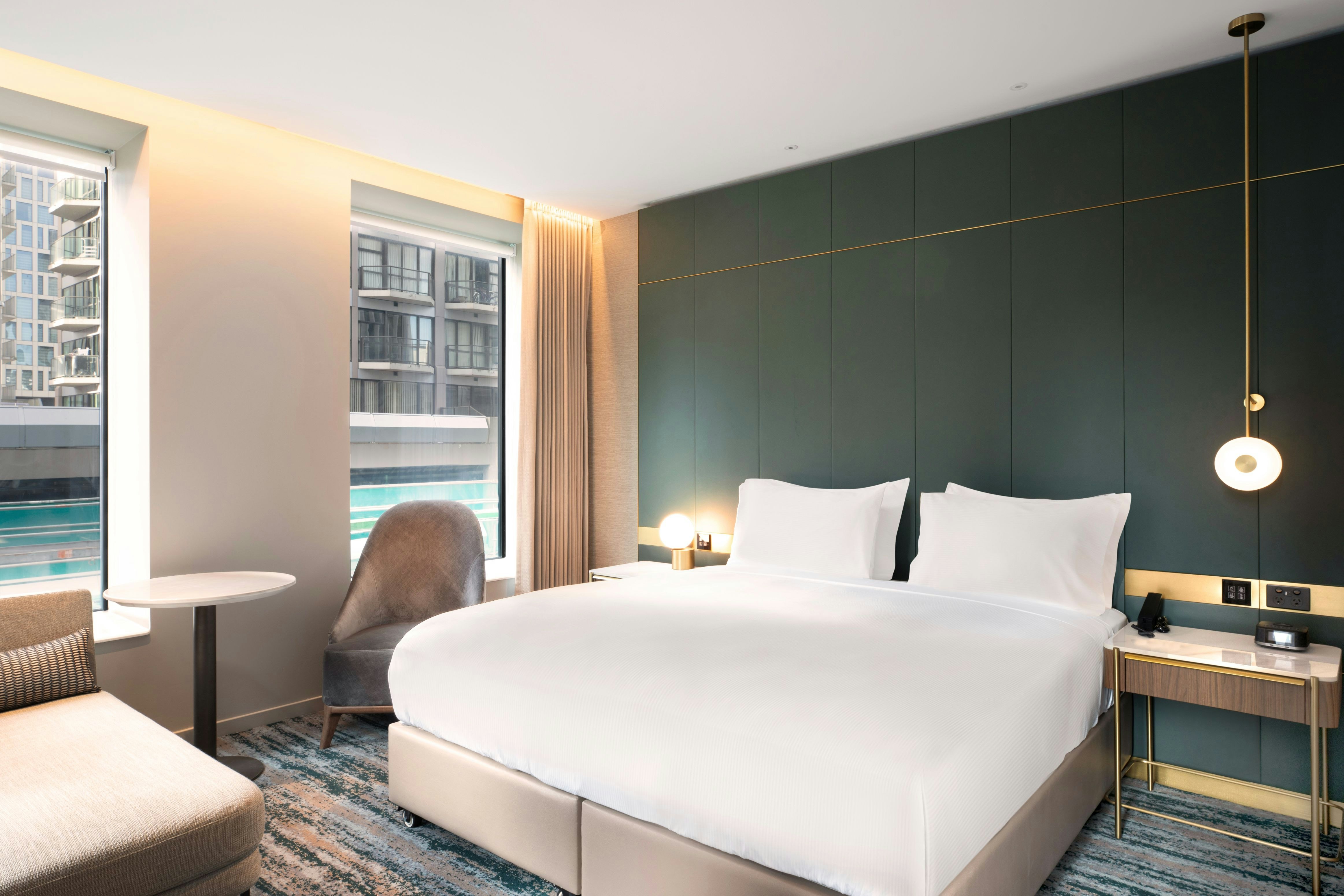 DELUXE, KING BED