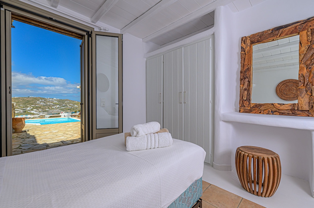 Thalia, 5 Bedrooms, Executive, Villa, Twin Beds, Bunk Bed, 3 Queen Beds, Sofa, Private Pool، 9 Muses Villas Mykonos 6/10