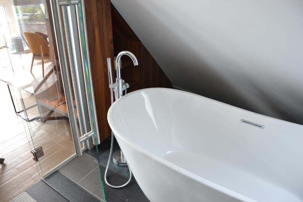 SUITE, QUEEN BED