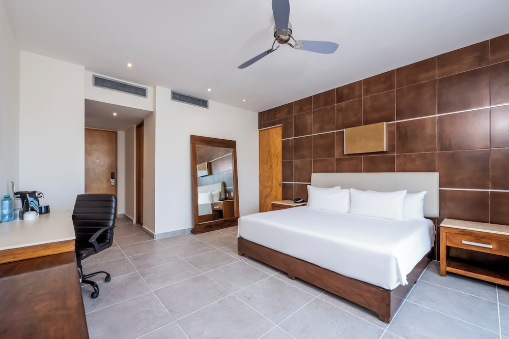 ROOM, KING BED