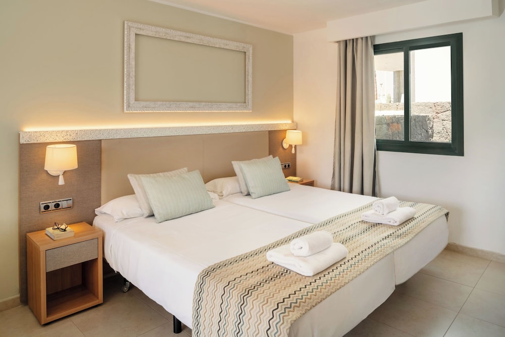 SUPERIOR, DOUBLE BED, POOL VIEW