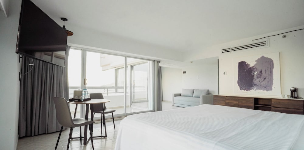 STANDARD, KING BED, PARTIAL OCEAN VIEW, BALCONY