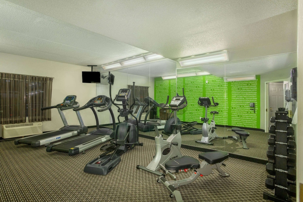 La Quinta Inn Suites St Louis Westport 29/49