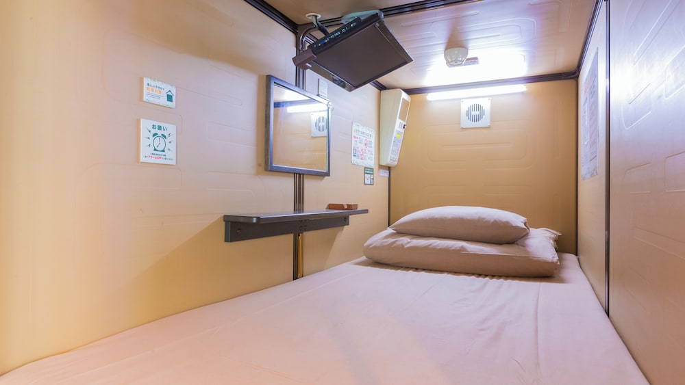 CAPSULE, MALE DORM, LOWER BUNK