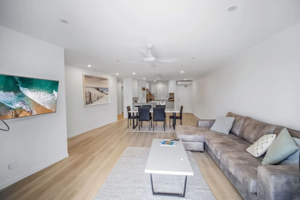 BAY ROYAL APARTMENTS 27/50