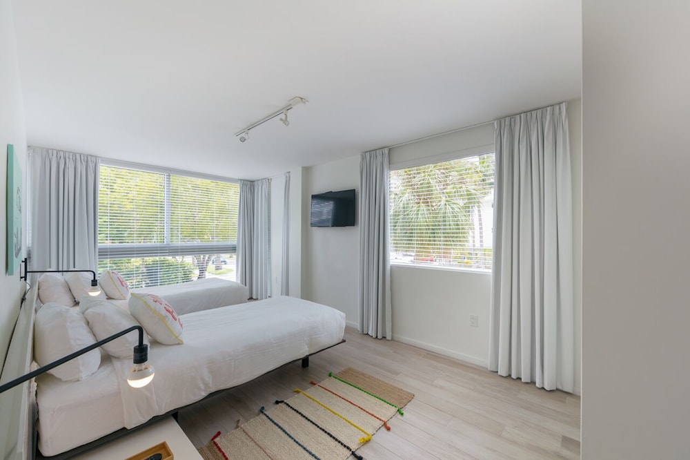 Beach Haus Key Biscayne 16/50