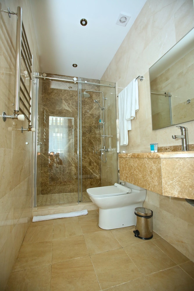 Miraj Hotel 24/25