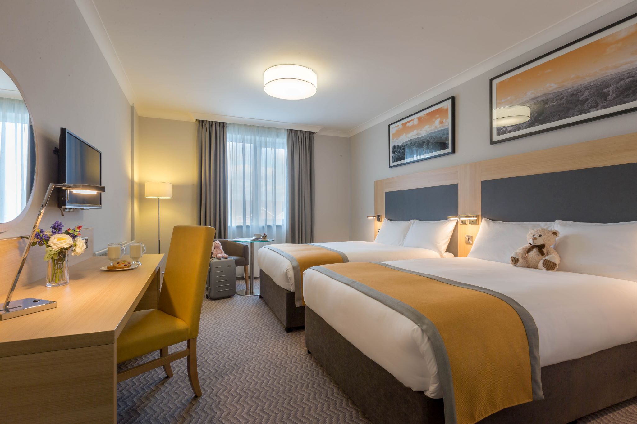DELUXE, 1 DOUBLE AND 1 SINGLE BED