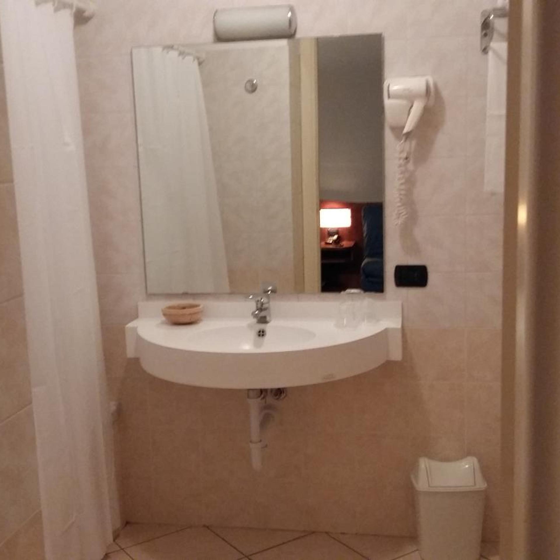 غرفة مفردة، Hotel Cavour Asti 9/11