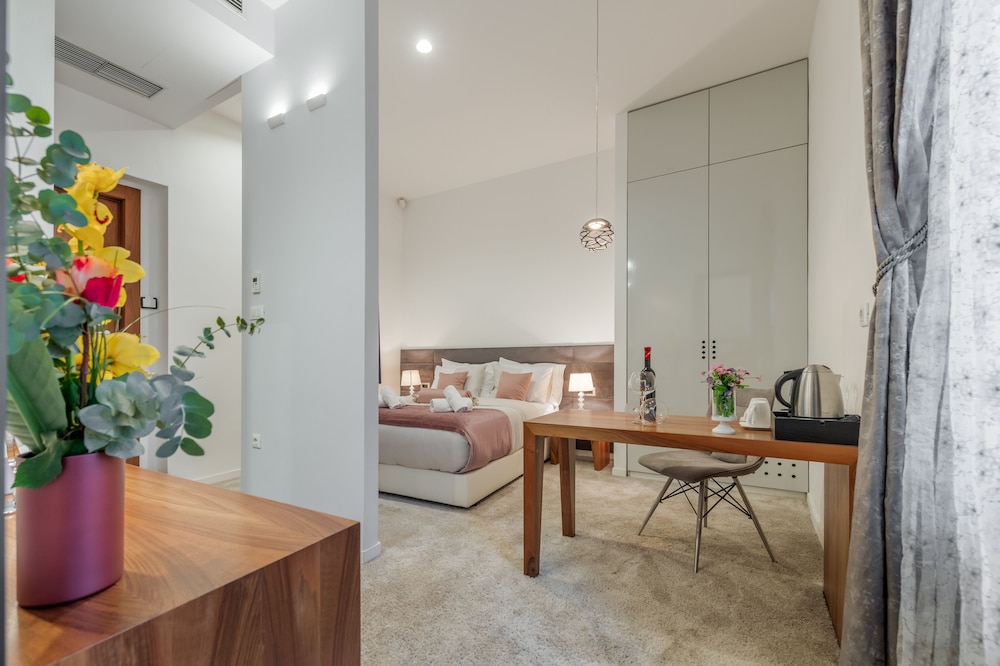 Starlight Luxury Suites 28/40