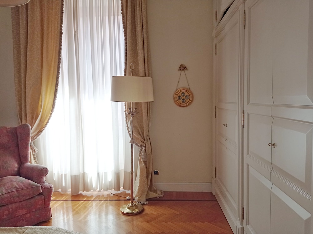 Roman Holidays Boutique Hotel 24/69
