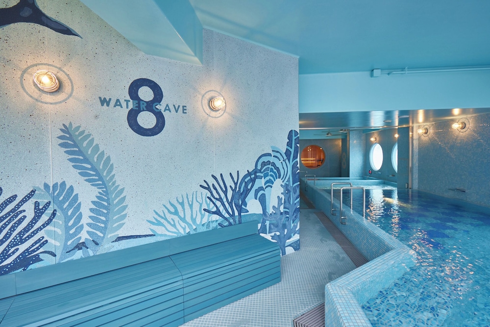 8Hotel 44/63