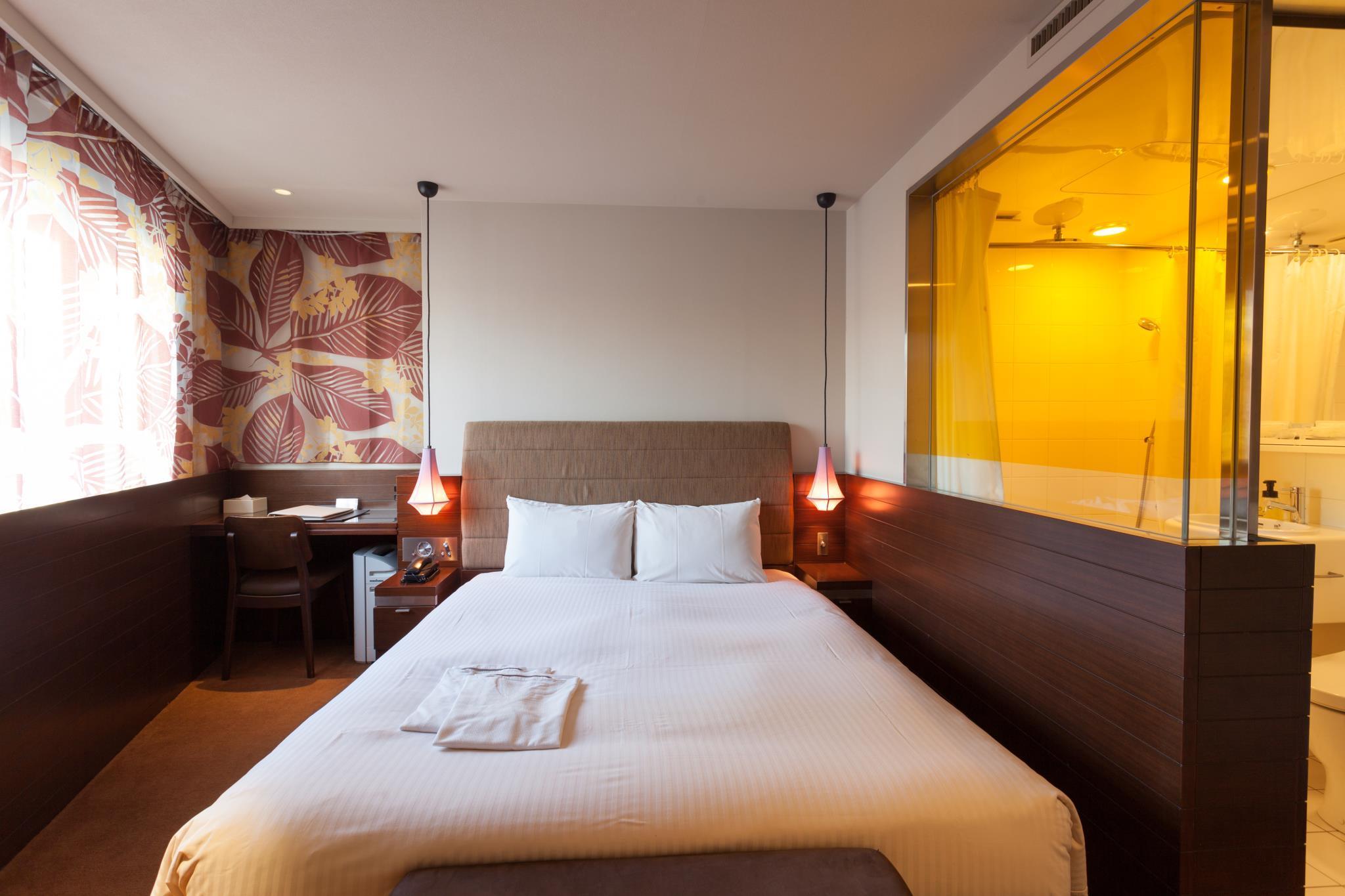 غرفة بسرير كوين