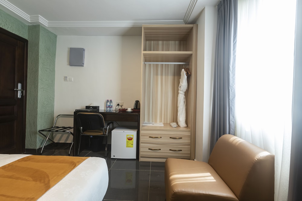 Airport View Hotel 39/40