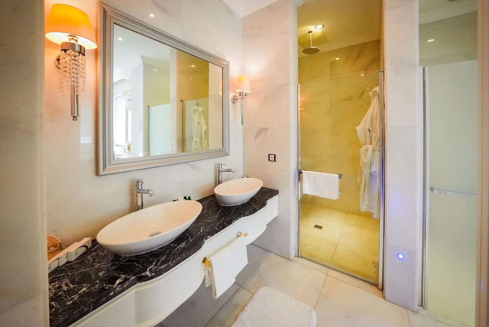 Wellborn Luxury Hotel 46/47