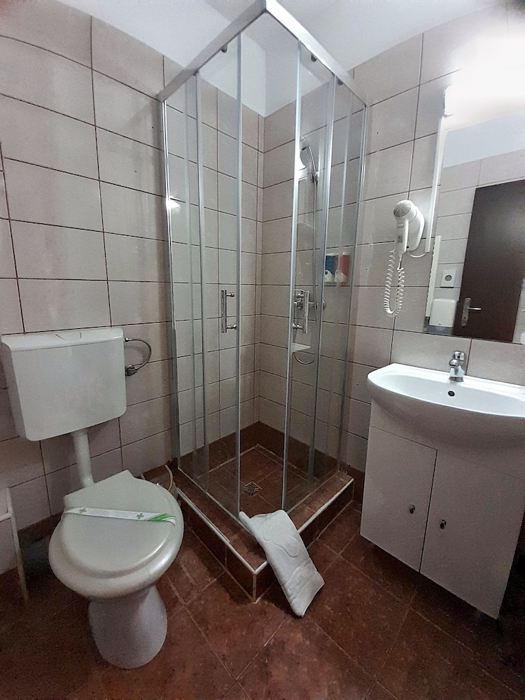 Budget, Double Bed, Attic، Alexis Hotel 8/10