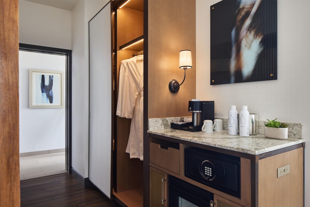 Hyatt Regency Tysons Corner Center 6/50