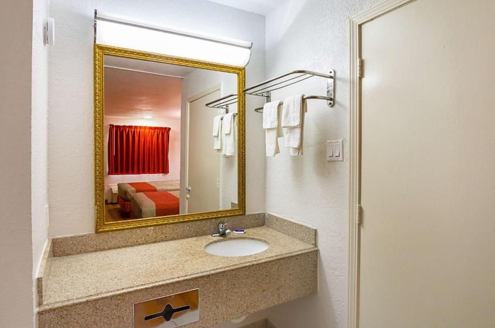 Motel6 Red Oak, TX - Dallas 33/37