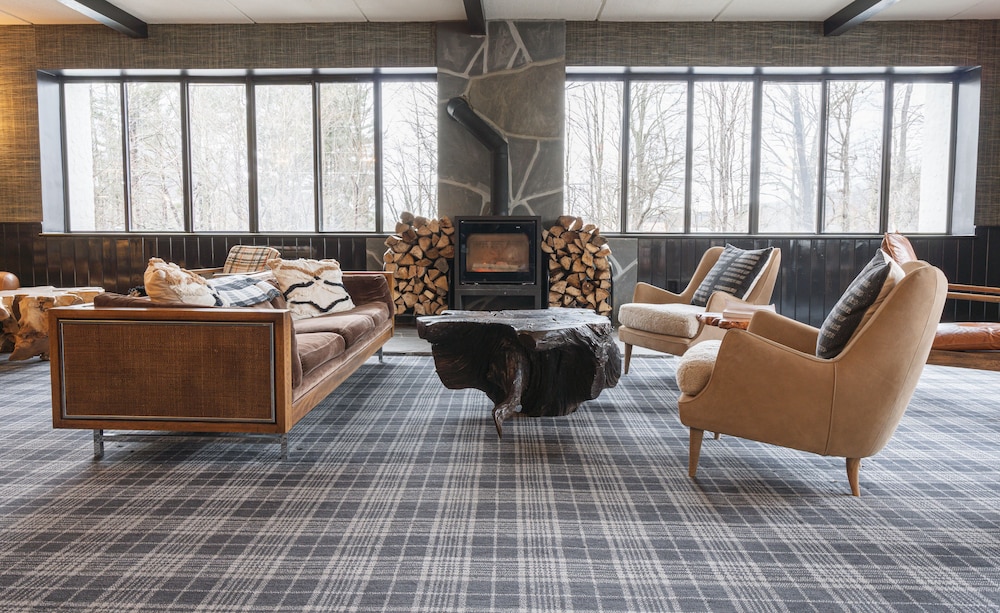 Hunter Lodge, a Bluebird by Lark 27/48