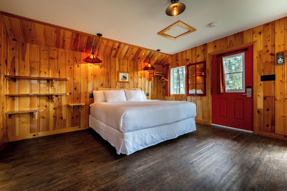 Cabin, King Bed, River Front