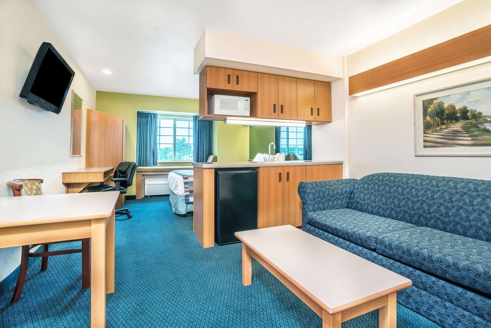 Microtel Inn & Suites Tomah 24/33