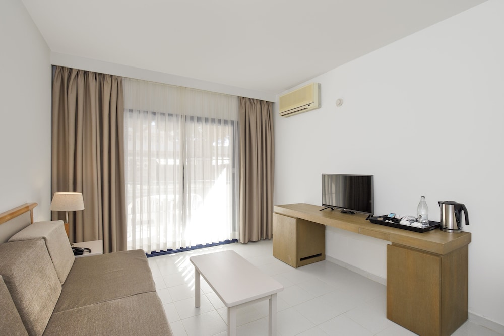 Sol, Junior Suite, Twin Beds, Sofa 2/5