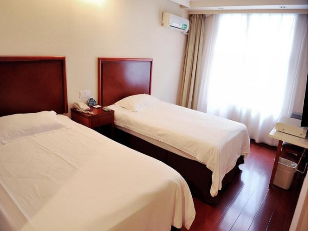 ROOM, TWIN BEDS