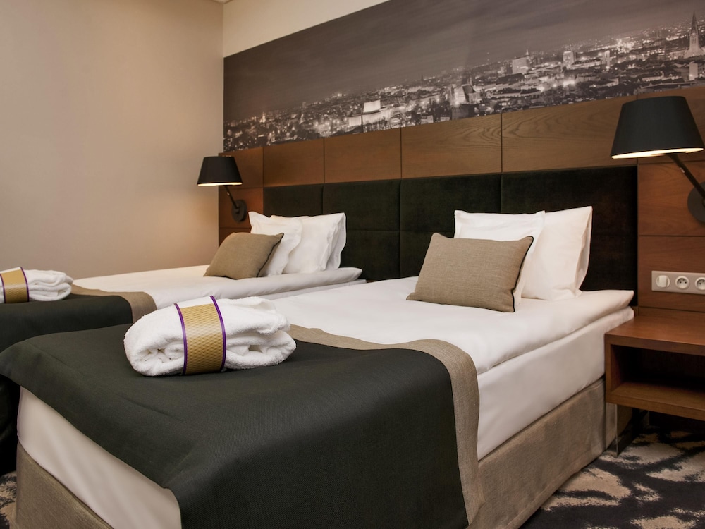 Privilege, Twin Beds