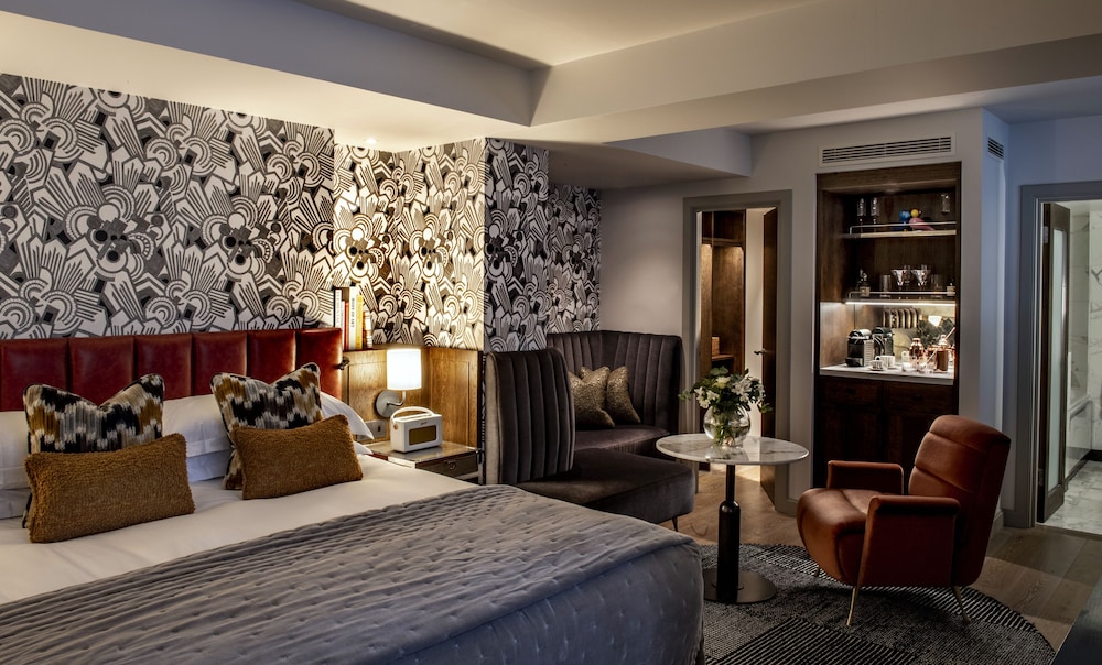STUDIO, SUITE, KING BED