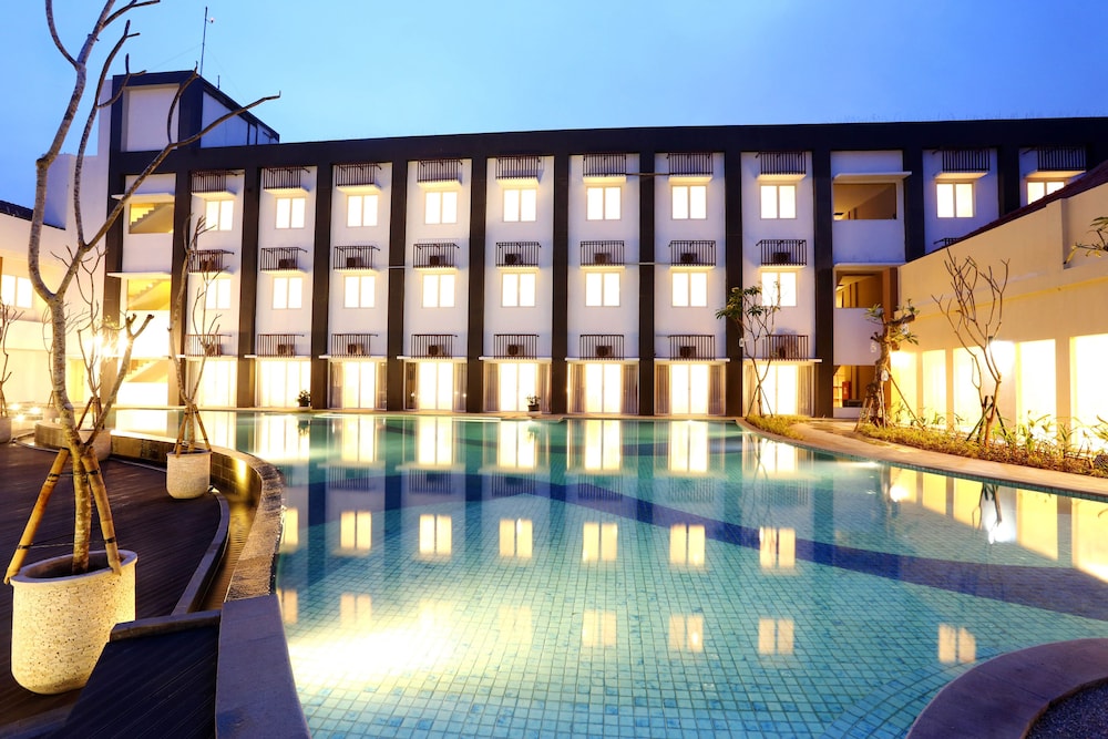 Front One Akshaya Hotel Karawang 2/61
