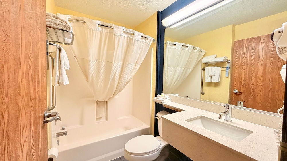 غرفة بسرير كوين لذوي الإعاقة، Microtel Inn & Suites by Wyndham New Braunfels 8/10