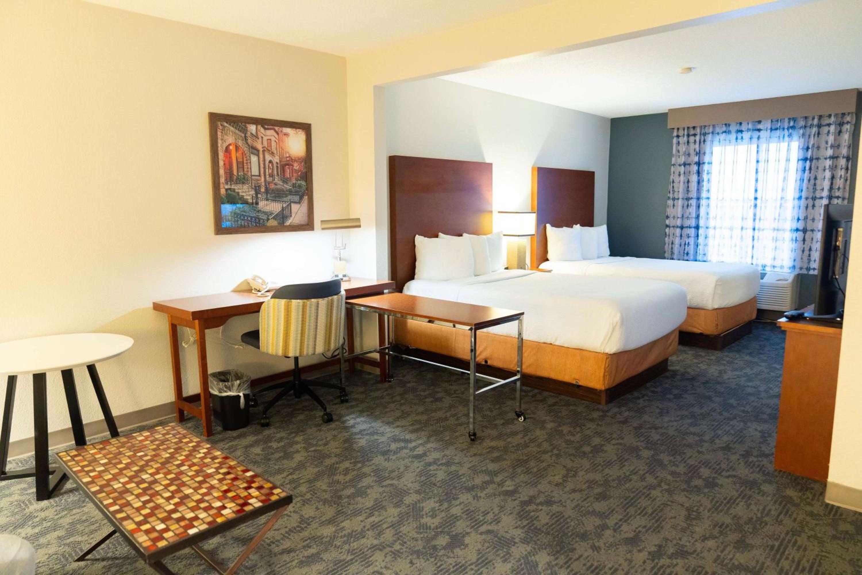 جناح تنفيذي بسريرين مزدوجين مع أريكة، La Quinta Inn & Suites by Wyndham Bannockburn-Deerfield 4/8