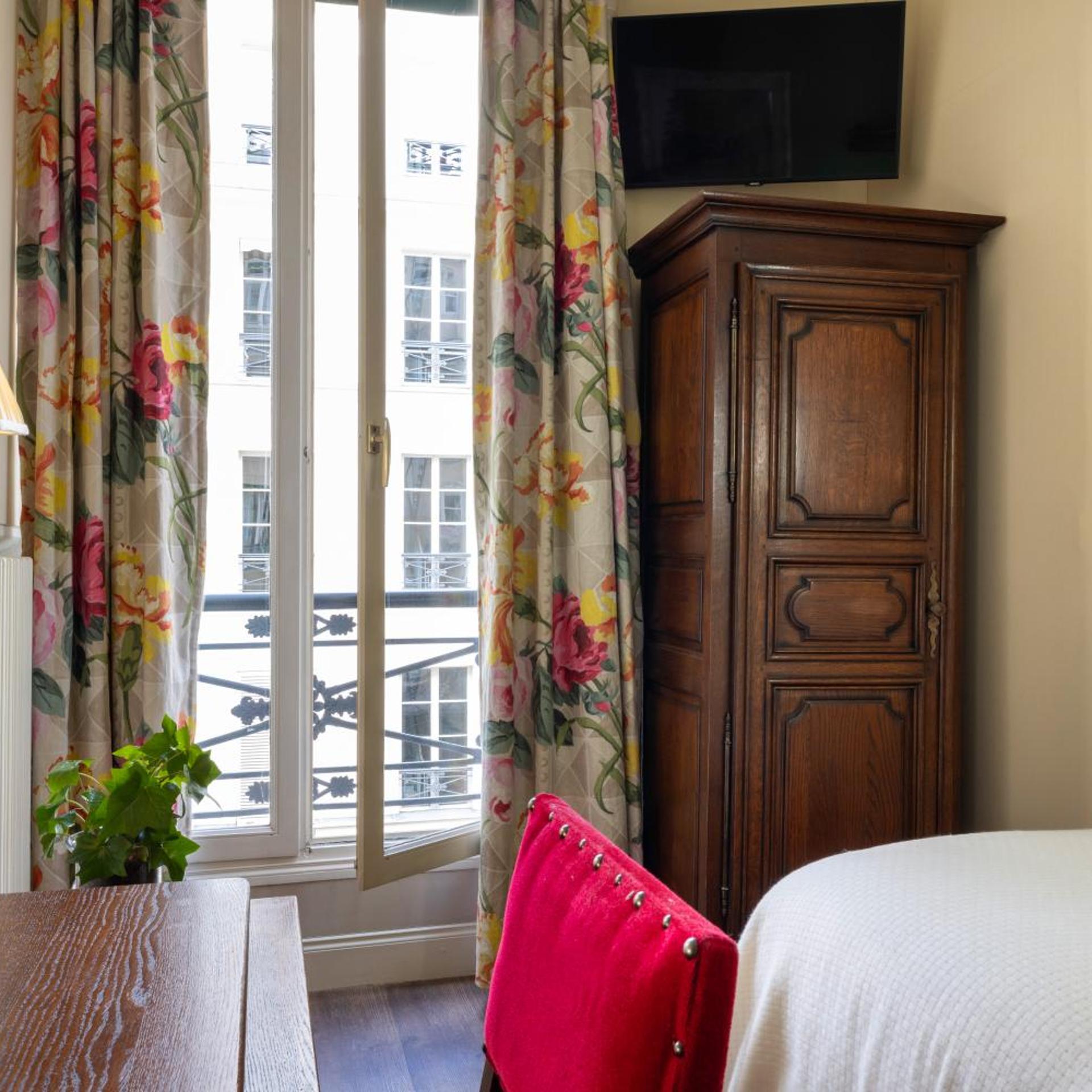 Solo, Single Bed