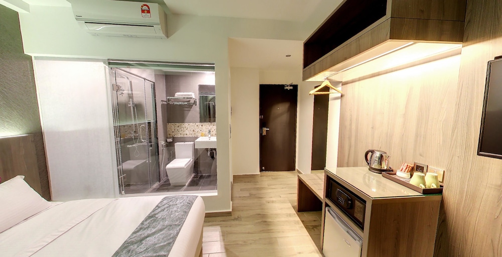 Flora by Crossroads Hotel 41/47