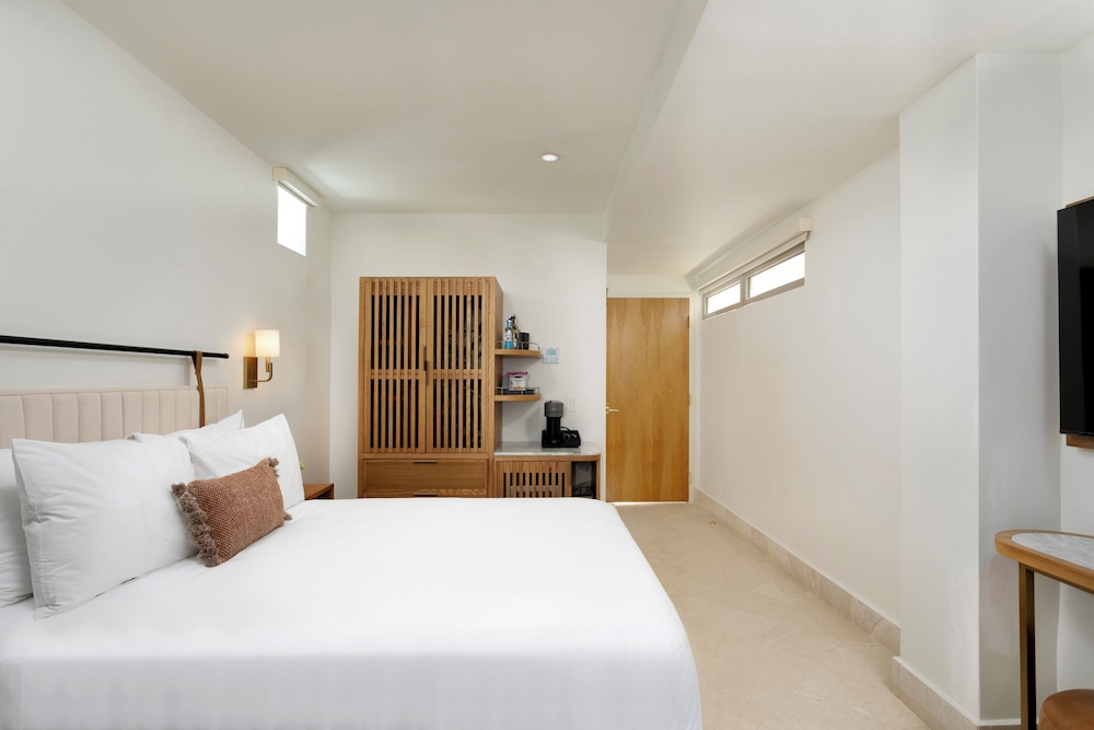 SUPERIOR, QUEEN BED, ACCESSIBLE