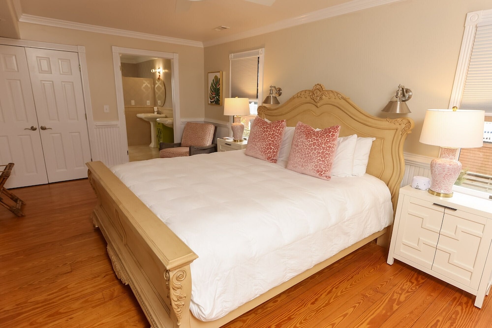 1 Bedroom, Suite, King Bed, Water View