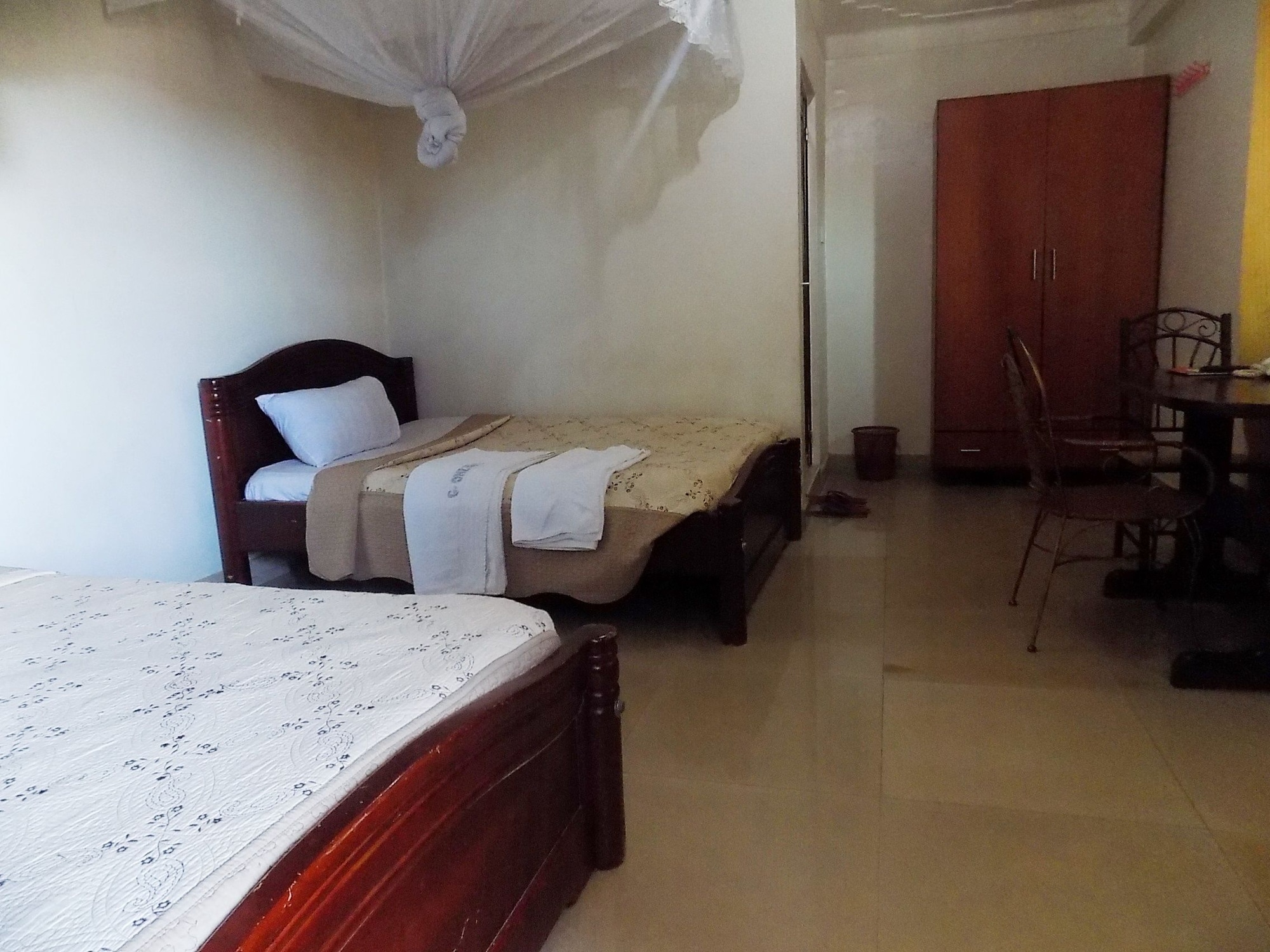 COMFORT, TWIN BEDS