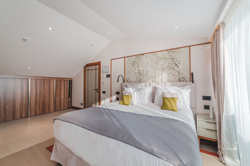 JUNIOR SUITE, ATTIC