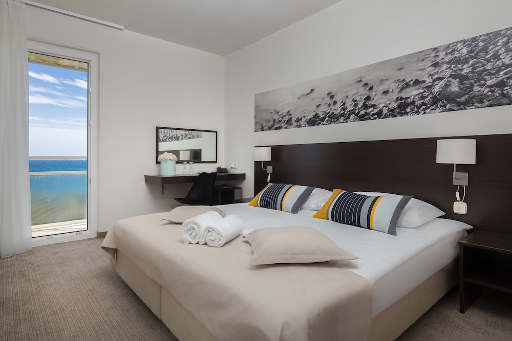 Classic, 1 Queen and 1 Single Bed, Sea Side, Balcony